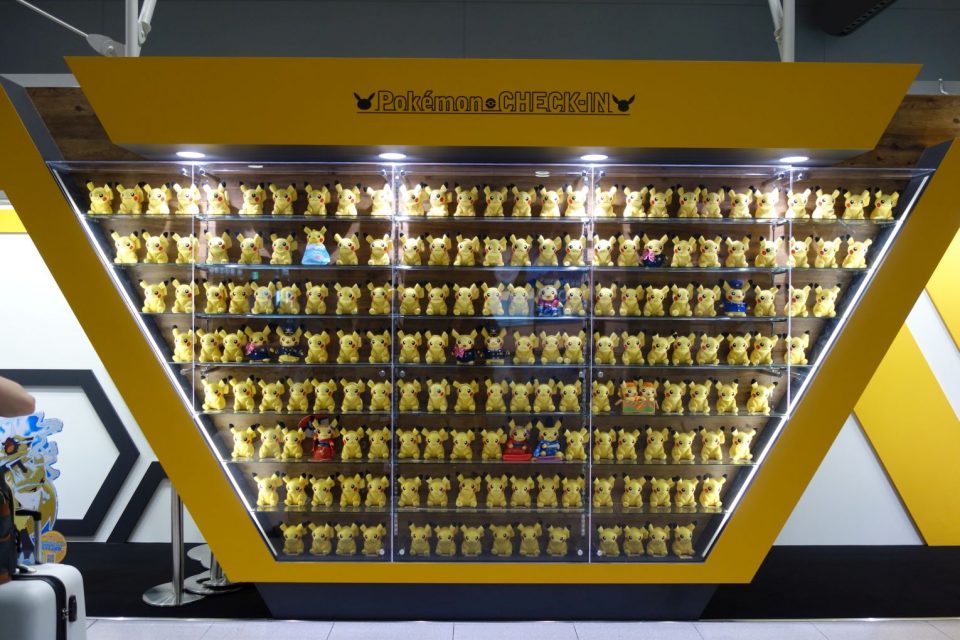 Viele Pikachuplüschtiere am Flughafen KIX