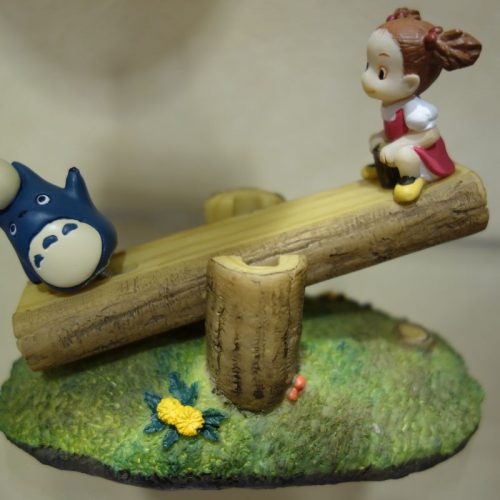 Chibi- und Chuu-Totoro und Mei beim Wippen