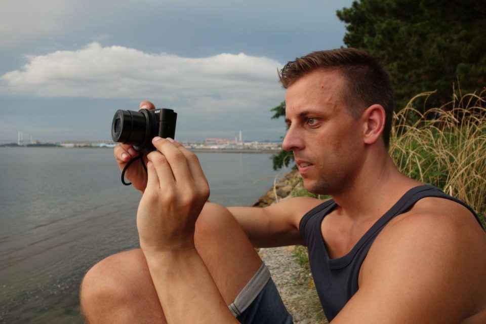 Sven beim Fotografieren am Hafen