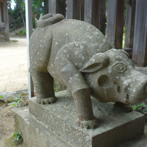 Schweine-Statue am Mitake-Schrein