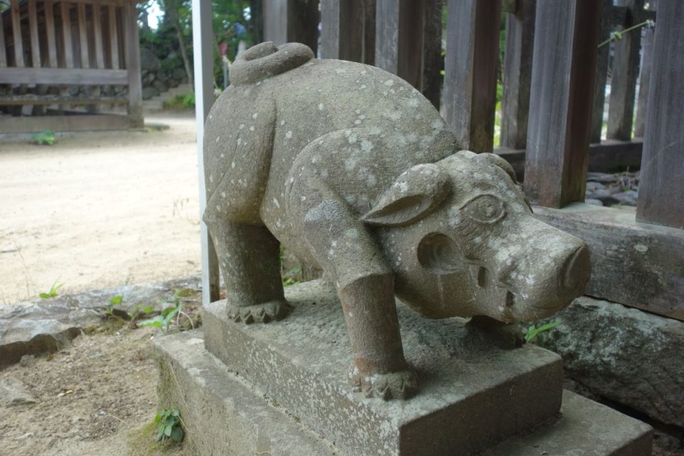 Schweine-Statue am Mitake-Schrein