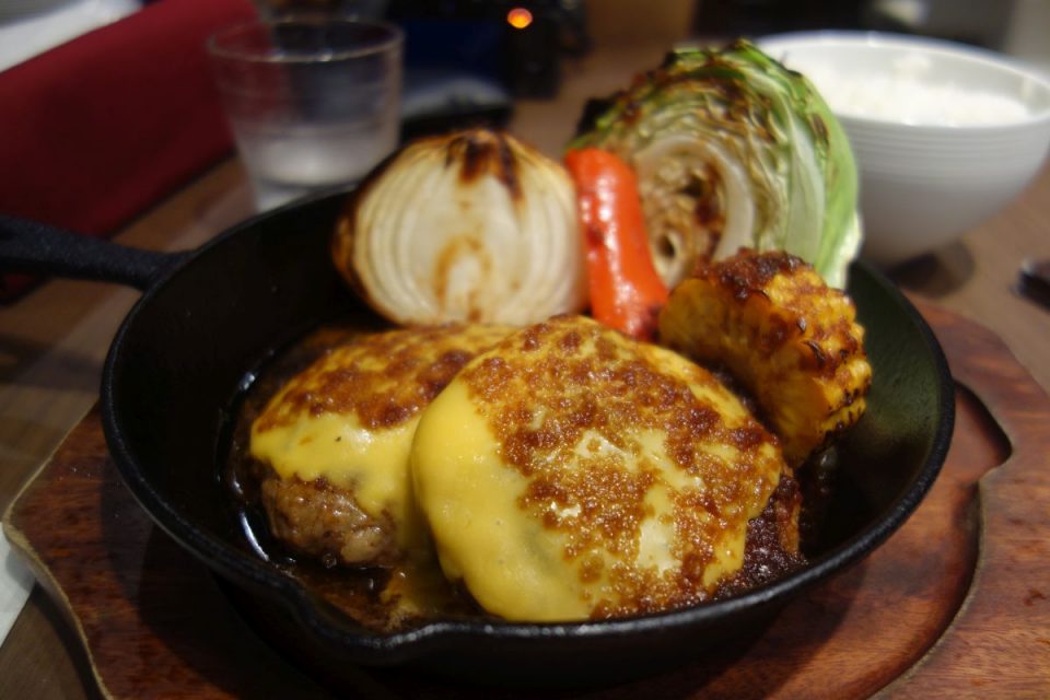 Japanischer Hamburger mit Pfannengemüse