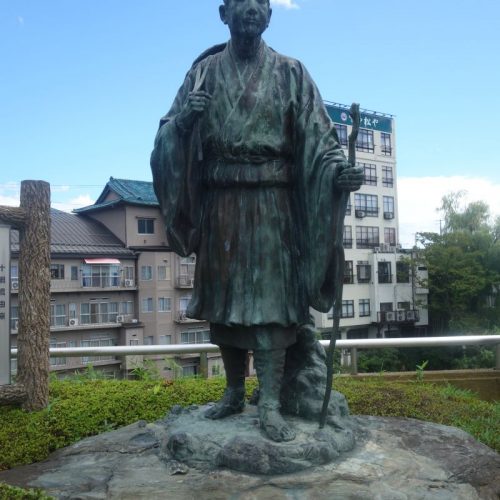 Statue an der Iizaka Onsen Station