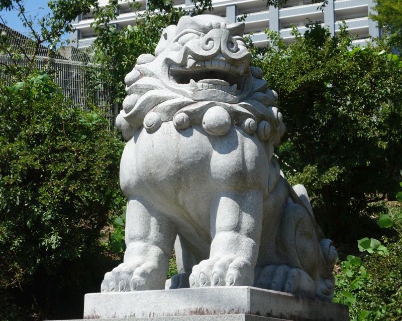 Statue am Tsutsujigaoka Tenmangu Schrein