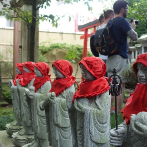 Eine Reihe von Jizō-Statuen im Hozou Tempel