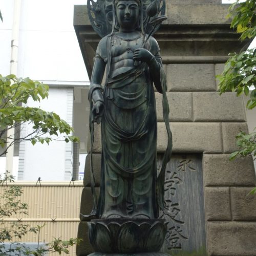 Eine weitere Statue im Hozou Tempel
