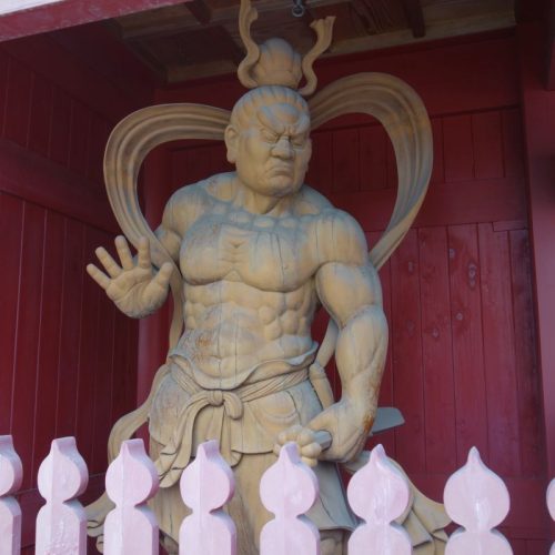 Eine der beiden Statuen am Eingang des Jikoji Tempels