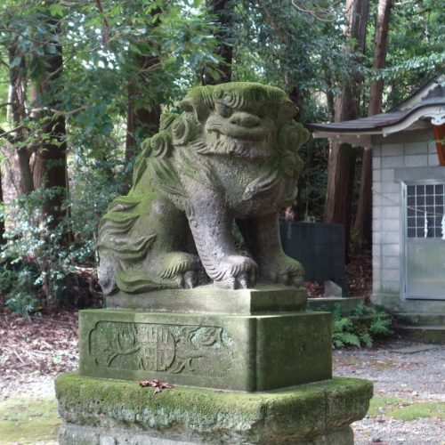 Eine Statue vor dem Hanawada Hachimangu Schrein