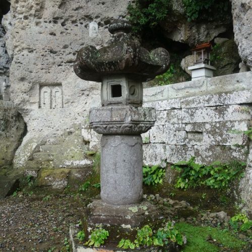 Steinerne Laterne im Ōya-Tempel