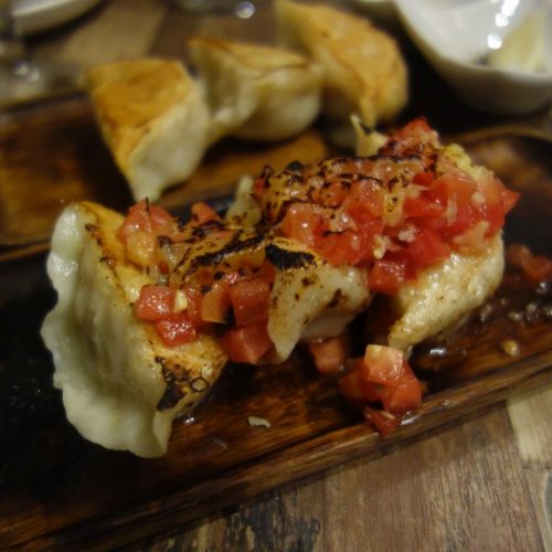 Gegrillte Gyōza mit Käse und Tomaten