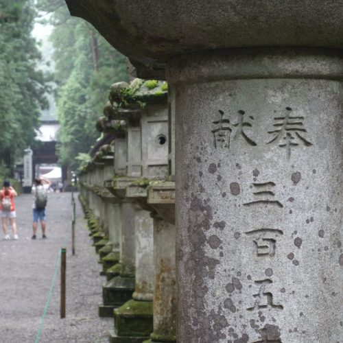 Der Weg vom Tōshōgū Schreingelände zum Futaarasan-Schrein