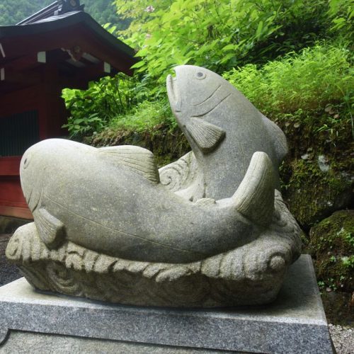 Fisch-Statuen am EIngang des Futaarasan-Schreins