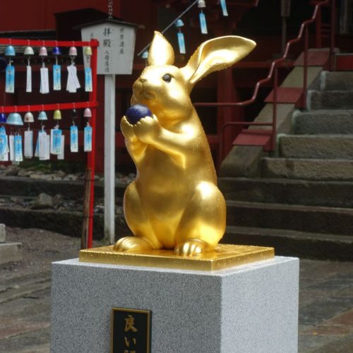Der (goldene) Hase der Tierkreiszeichen vor dem Futaarasan-Schrein