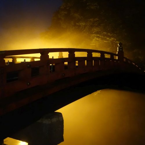 Die Shinkyo Brücke bei Nacht
