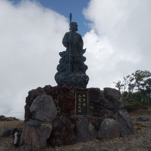 Eine Statue auf dem Gipfel des Nantai-San