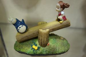 Chibi- und Chuu-Totoro und Mei beim Wippen